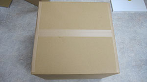保证纸箱内部不可能晃动之后才能封口包装师傅最后还会用包装带扎紧纸箱。